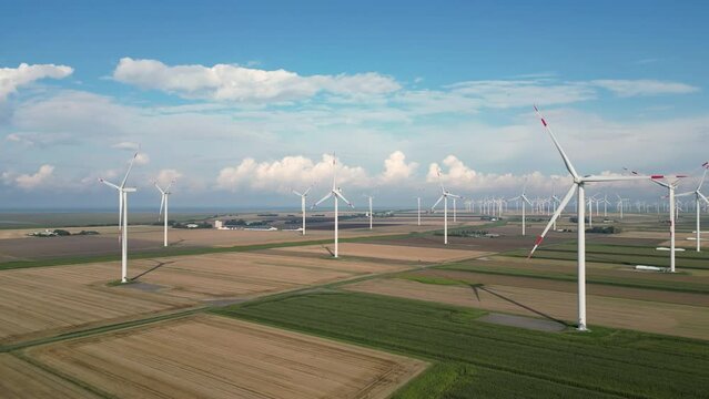 Windpark mit vielen Windkrafträdern an der deutschen Nordseeküste