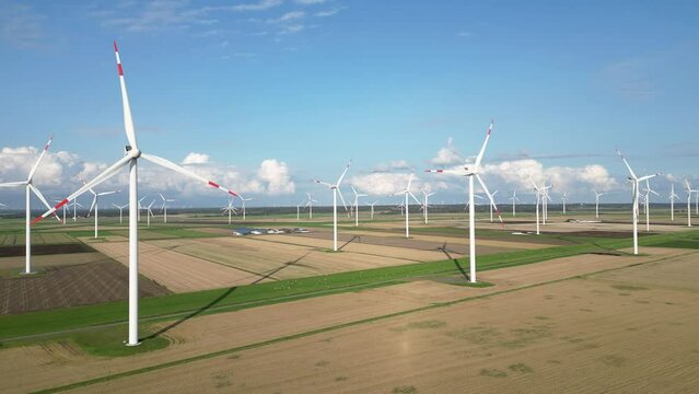 Windpark mit vielen Windrädern an der deutschen Nordseeküste
