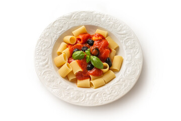 Piatto di pasta con sugo, olive nere e basilico, cibo vegetariano italiano, dieta mediterranea 