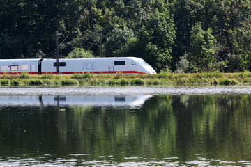 ICE spiegelt im Wasser