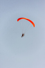 Vista del piloto de paramotor volando sobre la playa natural en la costa Tropical en Motril, Granada, España