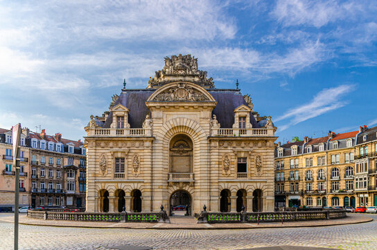 Porte de Paris Gate Arch of Triumph building on Place Simon Vollant Square in Lille city historical center, French Flanders, Nord department, Hauts-de-France Region, Northern France