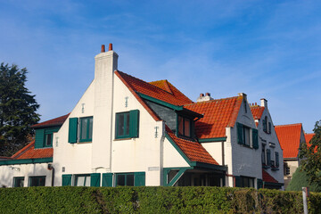 Landhaus im Villenviertel im historischen Badeort De Haan, Belgien	