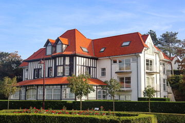 Landhaus im Villenviertel im historischen Badeort De Haan, Belgien	