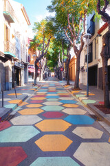 Calle peatonal coloreada de una ciudad