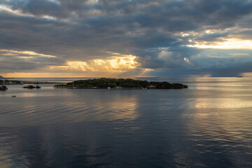 Obraz premium Exposure of the view of the beautiful port of Roatan, Honduras, in the Caribbean Bay, part of the huge Mesoamerican Barrier Reef, taken from a cruise ship at sunrise.