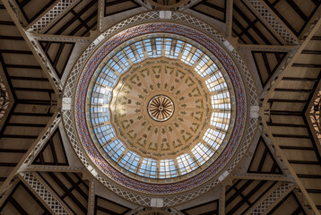 Obraz premium Valencia, Spain - September 25th, 2023: The large dome (30 meters high) inside the Central Market (Mercado Central). Decorated entirely with typical Valencian ceramic tiles.