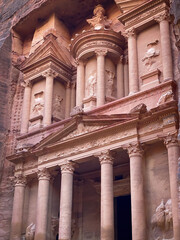 Obraz premium Al-Khazneh Treasury in the historic and archaeological city of Petra in Jordan