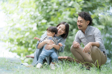 Naklejka na ściany i meble 公園で遊ぶ幸せなアジア系（日本人）の家族 新緑の季節春夏のイメージ