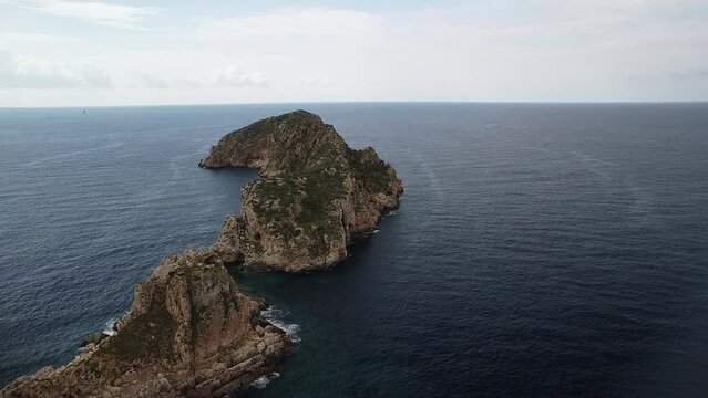 Video a&eacute;reo de un grupo de islas en el mar. Islas Malgrats, Mallorca
