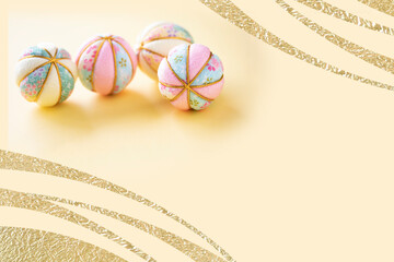 日本の正月イメージ　パステルカラーの手毬のデザイン（クリーム色の背景・波型の合成画像）