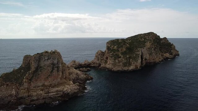 Acantilado en el Oc&eacute;ano. Islas Malgrats