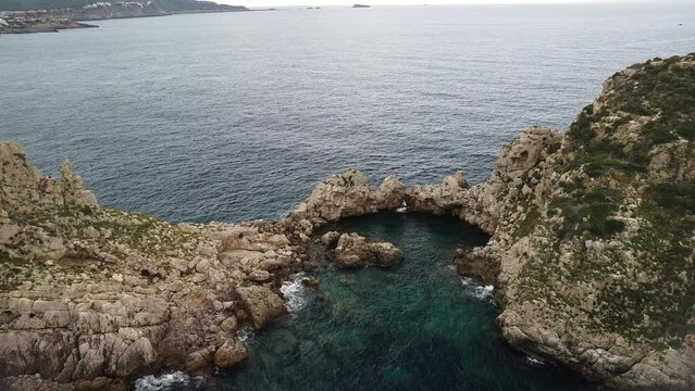 Grupo de rocas en agua cristalina. Islas Malgrats