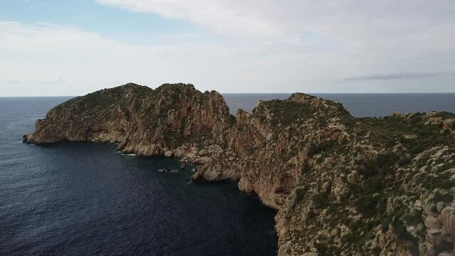 Islas con acantilados en medio del oc&eacute;ano. Islas Malgrats