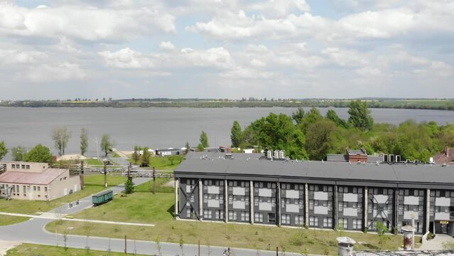 A drone shot of the Żnin sugar factory in Poland, with Jezioro Duże Żnińskie in the background.