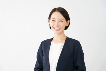 笑顔のビジネスウーマンのポートレート　白背景　カメラ目線