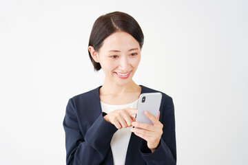 スマートフォンを使うビジネスウーマン　白背景