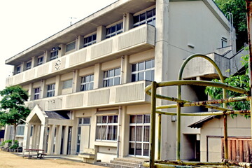 廃校　廃校舎　広島　遊具