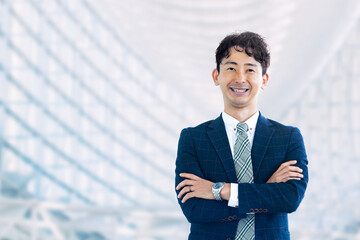 腕組みをする笑顔の日本人男性ビジネスマン