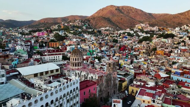 Aerial view diving over the Templo de la Compa&ntilde;&iacute;a de Jes&uacute;s Oratorio de San Felipe Neri, in Guanajuato, Mexico