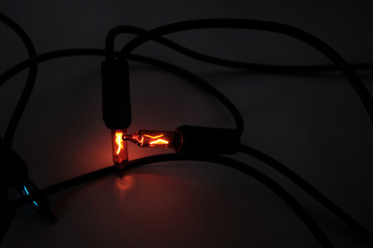 静かに光るオレンジ色のイルミネーション