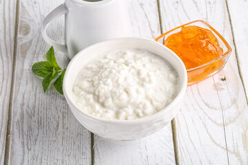 Grain curd with cream and jam