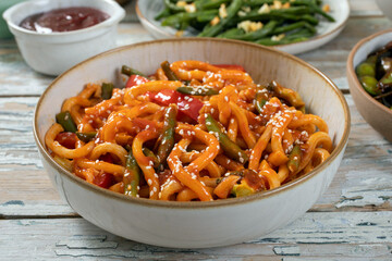 pasta tortellini spaghetti penne con condimenti assortiti