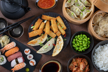 Fototapeta na wymiar sfondo di cibo Asiatico assortito 