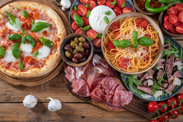cibo Italiano  pizza pasta carne mozzarella vista dall'alto - 663656846