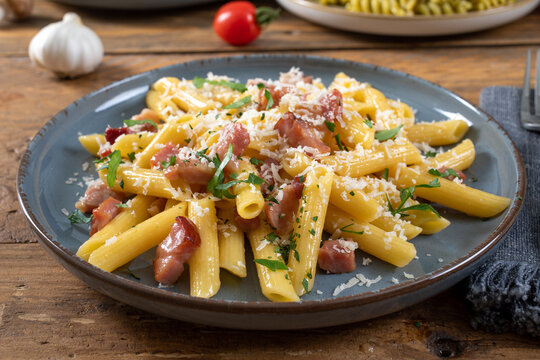 pasta tortellini spaghetti penne con condimenti assortiti