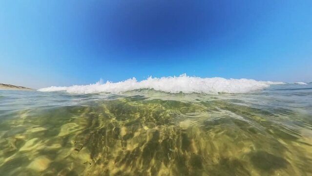 sanft brechende Wellen im klaren seichten Wasser, wundersch&ouml;ner einsamer menschenleerer Sandstrand, Horizont, Brandung, Wellen
