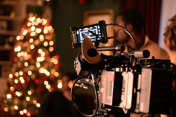 camara de cine enfocando un árbol de navidad 