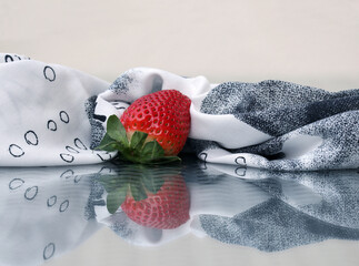 Sweet strawberry and napkin - 663667417