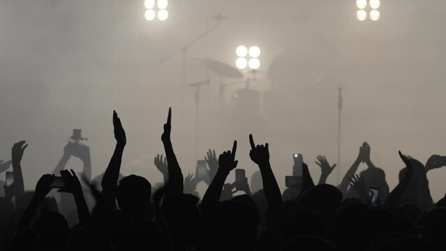 At the concert, fans applaud, hold smartphones in front of the stage, broadcast live, record videos and take pictures.