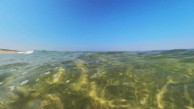 sanft brechende Wellen im klaren seichten Wasser, wundersch&ouml;ner einsamer menschenleerer Sandstrand, Horizont, Brandung, Wellen
