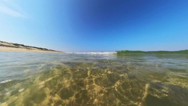 sanft brechende Wellen im klaren seichten Wasser, wundersch&ouml;ner einsamer menschenleerer Sandstrand, Horizont, Brandung, Wellen

