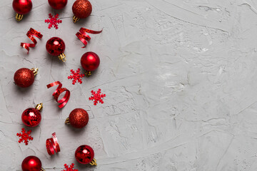 Christmas composition. a pattern of christmas balls on colored background. Flat lay, top view New year decor