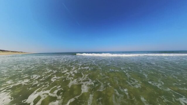 sanft brechende Wellen im klaren seichten Wasser, wundersch&ouml;ner einsamer menschenleerer Sandstrand, Horizont, Brandung, Wellen
