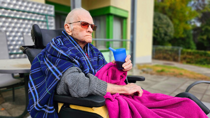 alter Mann im Rollstuhl 