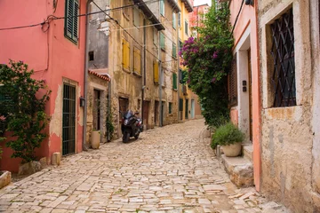Photo sur Plexiglas Ruelle étroite A quiet back street in the historic centre of the medieval coastal town of Rovinj in Istria, Croatia