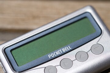 テーブルに置いたポケットベル