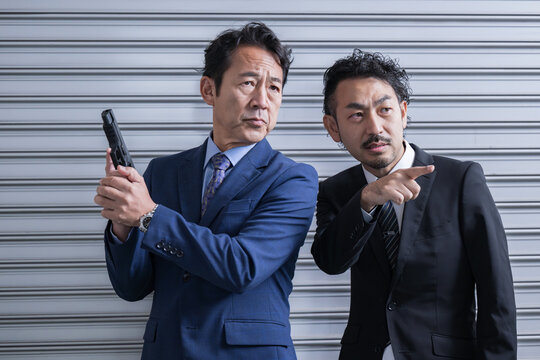 刑事ドラマや映画のバディのイメージ　犯人を見つけるシーン