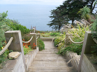 Treppenabgang in einen Garten in Mousehole in Cornwall England mit Holzpfosten und Tauen als Geländer