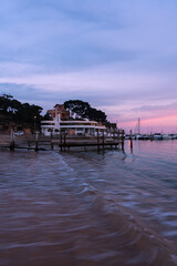 Vistas al Club Náutico desde la playa de Sant Feliu de Guíxols al atardecer, Costa Brava, Cataluña, España