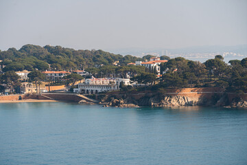 Fototapeta na wymiar Vistas del Camino de Ronda de S'Agaró desde la Playa de Sant Pol 