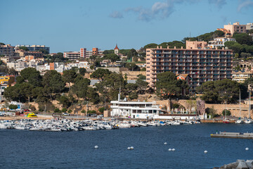 Vistas al Club Náutico de Sant Feliu de Guíxols, Costa Brava, Cataluña, España
