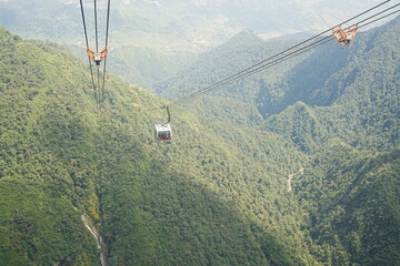 Fansipan Cable Car and Mountains in Sapa, Vietnam - ベトナム サパ ファンシーパン ケーブルカー