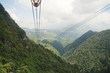 Fansipan Cable Car and Mountains in Sapa, Vietnam - ベトナム サパ ファンシーパン ケーブルカー