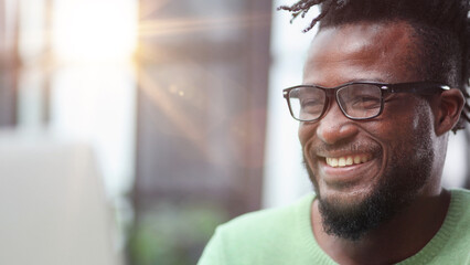Obraz premium Close up front portrait smiling young black man