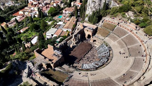 Teatro Antico di Taormina in Sicilia, Italia. 
Spettacolare vista dall'alto dell'Anfiteatro greco, attrazione turistica dei visitatori stranieri.
